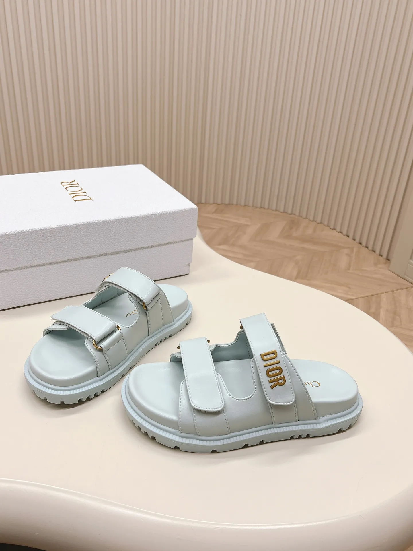 👟👟Ex-factory price 460👟👟 DIOR classic sandals This mixed sheepskin DiorAct sandal is fashionable. Paired with an insole that fits the shape of your foot, it's made of exceptionally lightweight and comfortable leather. The upper straps are fastened with Velcro and are decorated with a gold-finish metal "Dior" logo, which complements the style design. These sandals add a modern edge to any look.  🌟Fabric: Imported mixed sheepskin 🌟Lining: Imported sheepskin 🌟Outsole: TPU original outsole 🌟Code number: 35-42 (41 42 customized, non-returnable)